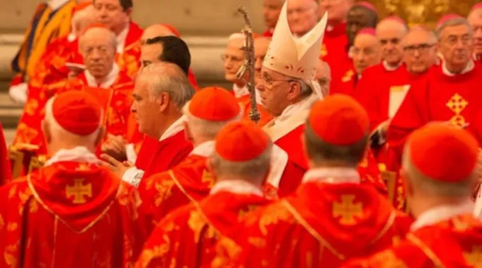 Papa Francisco em meio a cardeais na basílica de São Pedro ?? 