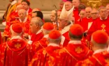 Papa Francisco em meio a cardeais na basílica de São Pedro, no Vaticano.