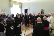 Papa Francisco reza com membros da Pontifícia Comissão da Tutela de Menores no Vaticano em 7 de março de 2024.