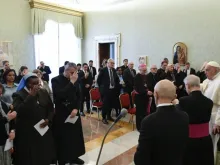 Papa Francisco reza com membros da Pontifícia Comissão da Tutela de Menores no Vaticano em 7 de março de 2024.