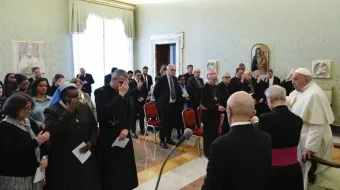 Papa Francisco reza com membros da Pontifícia Comissão da Tutela de Menores no Vaticano em 7 de março de 2024.