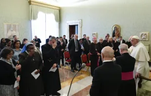 Papa Francisco reza com membros da Pontifícia Comissão da Tutela de Menores no Vaticano em 7 de março de 2024.