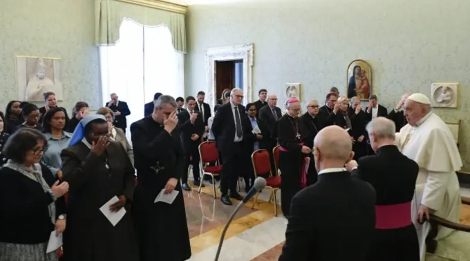 Papa Francisco reza com membros da Pontifícia Comissão da Tutela de Menores no Vaticano ?? 