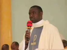 O reitor do seminário menor Imaculada Conceição de Auchi, Nigéria, padre Thomas Oyode, foi sequestrado no domingo (27) quando homens armados atacaram o seminário no Estado de Edo, na região centro-sul do país.