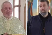 O padre Ivan Levystky (à esquerda) e o padre Bohdan Geleta (à direita) foram mantidos presos por mais de um ano depois de serem capturados por russos em Berdyansk, Rússia, até serem libertados em 28 de junho de 2024.