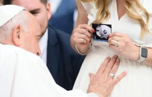 Papa Francisco abençoa mulher grávida. Imagem referencial.