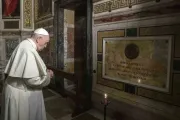 Papa Francisco reza perto do túmulo do padre jesuíta Pedro Arrupe, superior-geral da companhia de jesus de 1965 a 1981, em missa na igreja jesuíta do Santíssimo Nome de Jesus, conhecida como “Gesú” em Roma em 12 de março de 2022, no 400º aniversário da canonização de santo Inácio de Loyola, o fundador da sociedade.