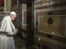 Papa Francisco reza perto do túmulo do padre jesuíta Pedro Arrupe, superior-geral da companhia de jesus de 1965 a 1981, em missa na igreja jesuíta do Santíssimo Nome de Jesus, conhecida como “Gesú” em Roma em 12 de março de 2022, no 400º aniversário da canonização de santo Inácio de Loyola, o fundador da sociedade.