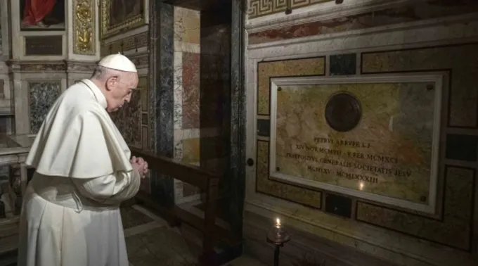 Papa Francisco reza perto do túmulo do padre jesuíta Pedro Arrupe ?? 