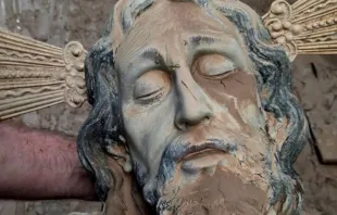 Imagem de Cristo recuperada da lama deixada pelas inundações em Paiporta, um dos municípios mais afetados pela "gota fria" na região de Valência, Espanha.