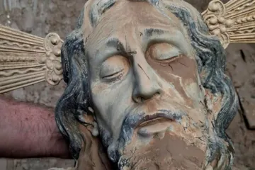 Imagem de Cristo recuperada da lama deixada pelas inundações em Paiporta