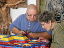 John Kraemer mostra o interior de uma de suas igrejas de Lego a paroquiana na paróquia Ressurreição do Senhor em Standish, Michiga, EUA.