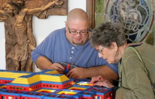 John Kraemer mostra o interior de uma de suas igrejas de Lego a paroquiana na paróquia Ressurreição do Senhor em Standish, Michiga, EUA.