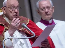 Papa Francisco em missa hoje (4) no Vaticano.