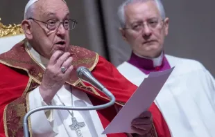 Papa Francisco em missa hoje (4) no Vaticano.