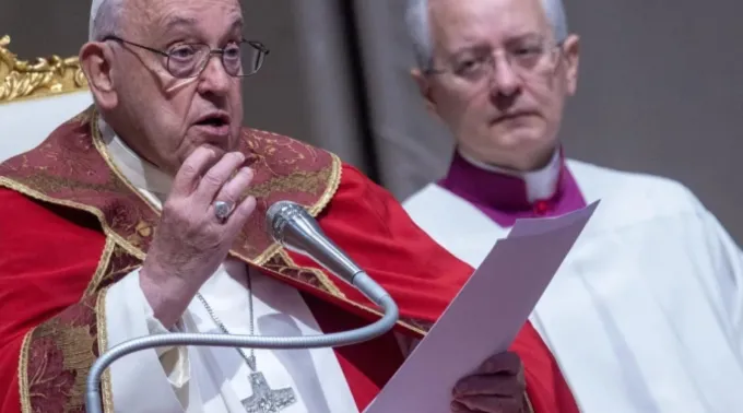 Papa Francisco em missa no Vaticano ?? 