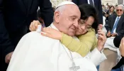 Ajudar os mais vulneráveis ​​é tocar a carne de Cristo, diz papa Francisco