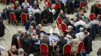 Delegados na sessão do Sínodo da Sinodalidade deste ano participam de mesas redondas em 10 de outubro de 2024, na Aula Paulo VI, no Vaticano.