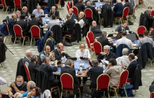 Delegados na sessão do Sínodo da Sinodalidade deste ano participam de mesas redondas em 10 de outubro de 2024, na Aula Paulo VI, no Vaticano.