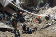 Membros de equipe de resgate buscam vítimas ontem (4) na vila de Klatanlo, na regência de Flores oriental, Indonésia, depois da erupção do monte Lewotobi Laki-Laki.