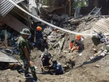 Membros de equipe de resgate buscam vítimas ontem (4) na vila de Klatanlo, na regência de Flores oriental, Indonésia, depois da erupção do monte Lewotobi Laki-Laki.