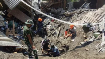 Membros de equipe de resgate buscam vítimas ontem (4) na vila de Klatanlo, na regência de Flores oriental, Indonésia, depois da erupção do monte Lewotobi Laki-Laki.