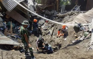 Membros de equipe de resgate buscam vítimas ontem (4) na vila de Klatanlo, na regência de Flores oriental, Indonésia, depois da erupção do monte Lewotobi Laki-Laki.