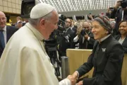 Papa Francisco cumprimenta Emma Bonino em audiência geral no Vaticano em 2015.