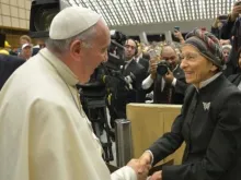 Papa Francisco cumprimenta Emma Bonino em audiência geral no Vaticano em 2015.