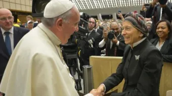 Papa Francisco cumprimenta Emma Bonino em audiência geral no Vaticano em 2015.