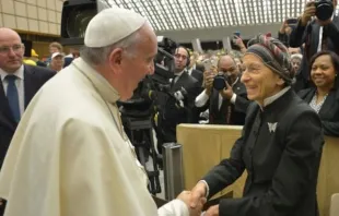 Papa Francisco cumprimenta Emma Bonino em audiência geral no Vaticano em 2015.