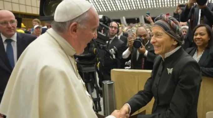 Papa Francisco cumprimenta Emma Bonino em audiência geral no Vaticano em 2015 ?? 