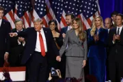 Donald Trump acena a apoiadores com sua mulher, Melania, em evento hoje (6)  no Palm Beach Convention Center em West Palm Beach, Flórida, EUA.