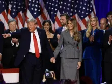 Donald Trump acena a apoiadores com sua mulher, Melania, em evento hoje (6)  no Palm Beach Convention Center em West Palm Beach, Flórida, EUA.