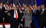 Donald Trump acena a apoiadores com sua mulher, Melania, em evento hoje (6)  no Palm Beach Convention Center em West Palm Beach, Flórida, EUA.