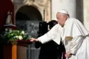 Papa Francisco reza hoje (6) diante de imagem de Nossa Senhora dos Desamparados pelas vítimas da tragédia em Valência e em outras regiões da Espanha.