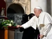 Papa Francisco reza hoje (6) diante de imagem de Nossa Senhora dos Desamparados pelas vítimas da tragédia em Valência e em outras regiões da Espanha.