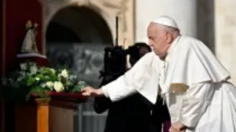 Papa Francisco reza hoje (6) diante de imagem de Nossa Senhora dos Desamparados pelas vítimas da tragédia em Valência e em outras regiões da Espanha.