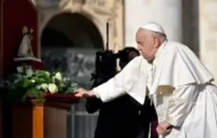 Papa Francisco reza hoje (6) diante de imagem de Nossa Senhora dos Desamparados pelas vítimas da tragédia em Valência e em outras regiões da Espanha.