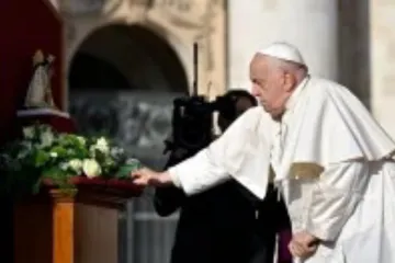 Papa Francisco reza diante de imagem de Nossa Senhora dos Desamparados