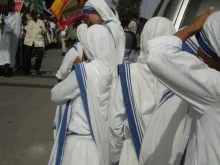 Missionárias da Caridade em procissão religiosa nas Ruas de Porto Príncipe, Haiti.