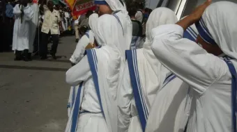 Missionárias da Caridade em procissão religiosa nas Ruas de Porto Príncipe, Haiti.