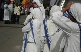 Missionárias da Caridade em procissão religiosa nas Ruas de Porto Príncipe, Haiti.