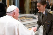 Papa Francisco em audiência hoje (7) com militares italianos no Vaticano.