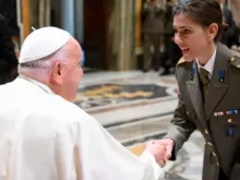 Papa Francisco em audiência hoje (7) com militares italianos no Vaticano.