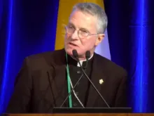 O arcebispo do ordinariato militar dos EUA, dom Timothy Broglio, presidente da USCCB, fala na audiência plenária de outono da USCCB em 14 de novembro de 2023.