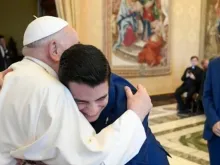 Papa Francisco abraça seminarista espanhol.