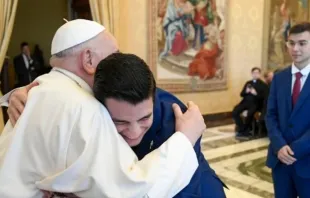 Papa Francisco abraça seminarista espanhol.