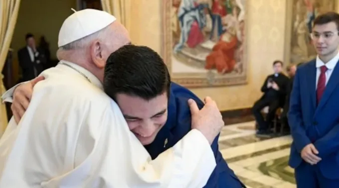 Papa Francisco abraça seminarista espanhol ?? 