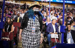 Participante pró-aborto no primeiro dia da Convenção Nacional Democrata no United Center, em Chicago, EUA, em 19 de agosto de 2024.